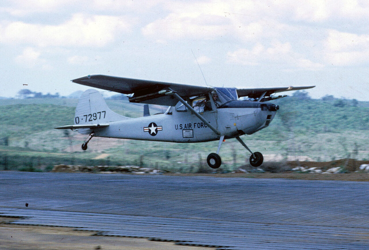 Cessna의 O-1E Bird Dog는 한국과 베트남에서 귀중한 서비스를 제공했습니다.