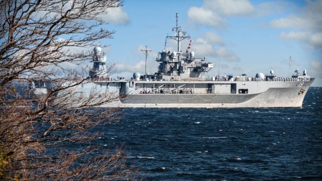 USS Blue Ridge는 뉴질랜드에 도착합니다