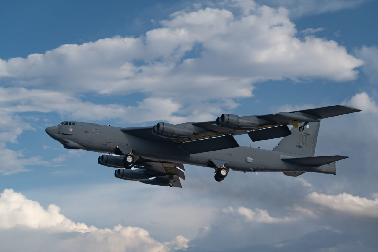 B-52는 공군의 새로운 핵 크루즈 미사일로 무장됩니다.