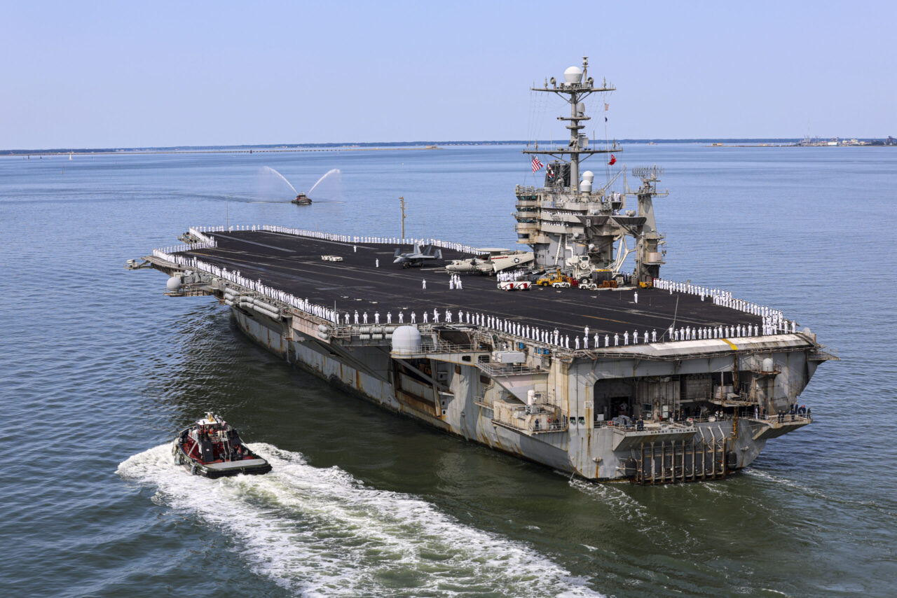 USS Harry Truman은 8 개월의 최종 배치 후 집으로 돌아갑니다
