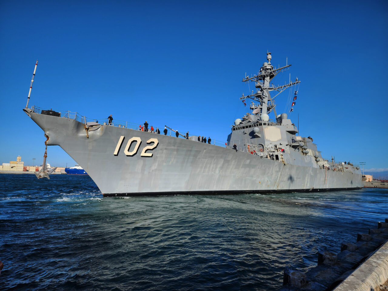 USS Sampson과 Coast Guard는 동 태평양에서 약물 차단을 수행합니다.