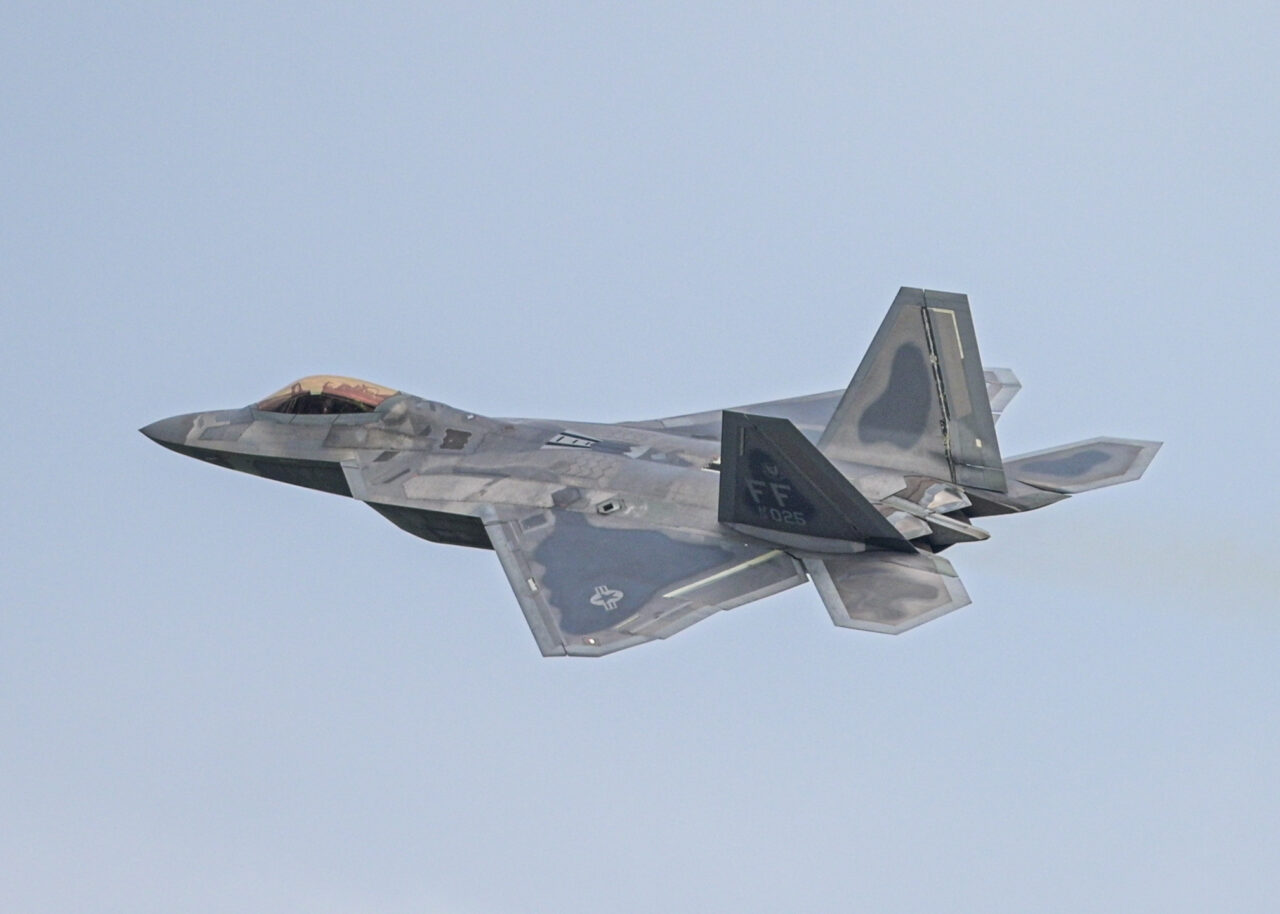 미국 F-35 및 F-22S는이란에 대한 공군 B-2에 합류했습니다.