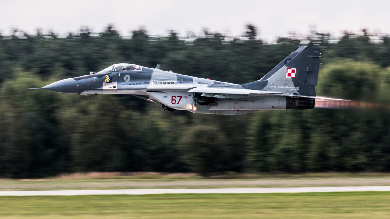 소비에트 MIG-29는 고속으로 파괴를 전달하기 위해 지어졌습니다.