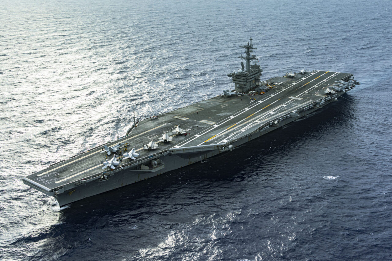 USS George Washington Nimitz 클래스 캐리어는 마닐라에서 포트 콜을합니다.