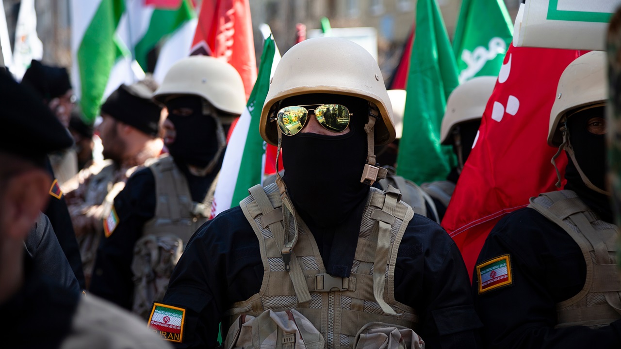 이란에 먼지가 정착함에 따라 정권은 반대 의견을 단속하고 있습니다.