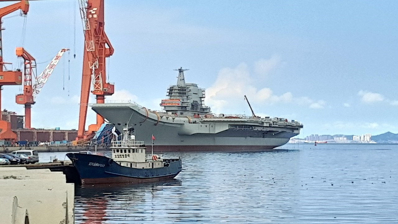 중국 최초의 국내에 제작 된 항공 모함이 홍콩에 도착합니다