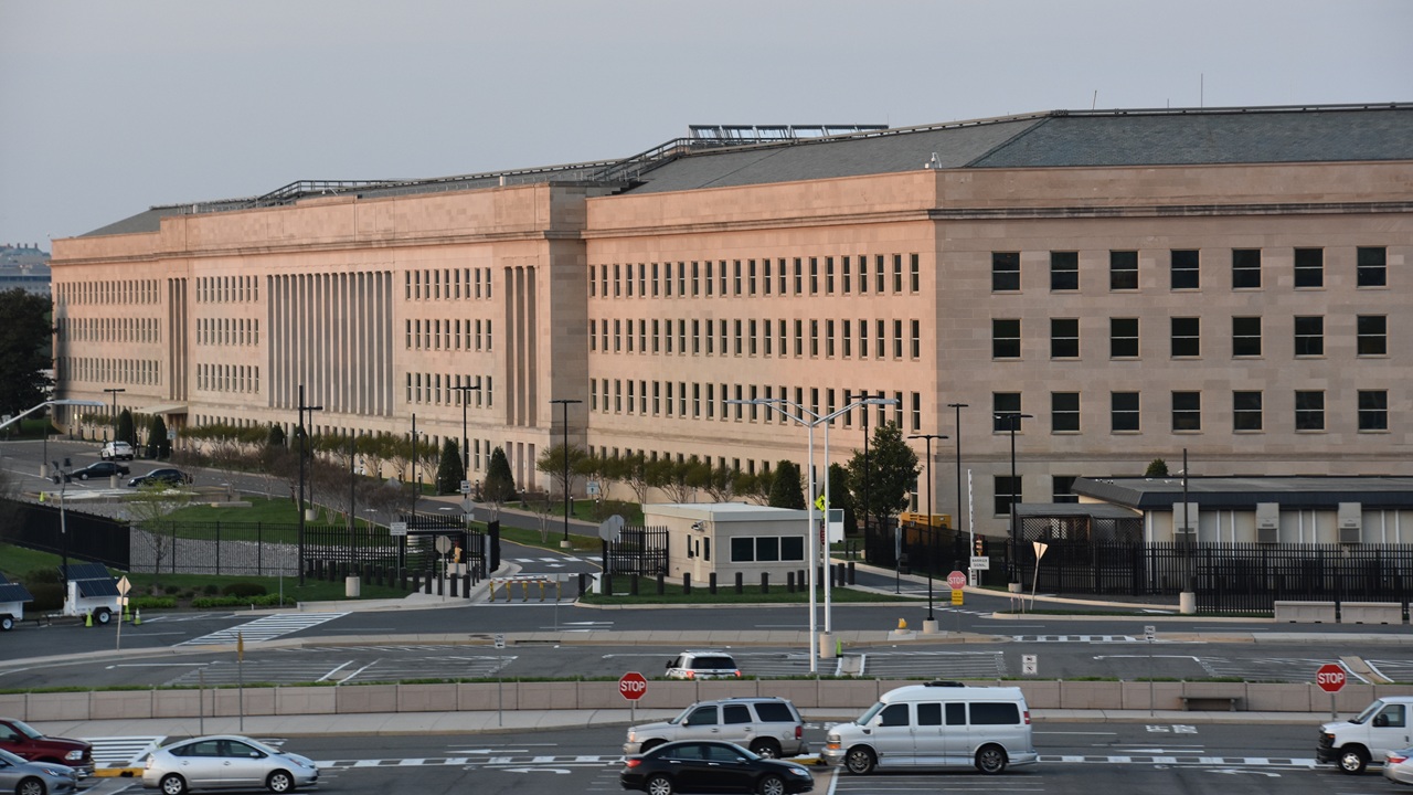 높은 국방비 예산 불확실성