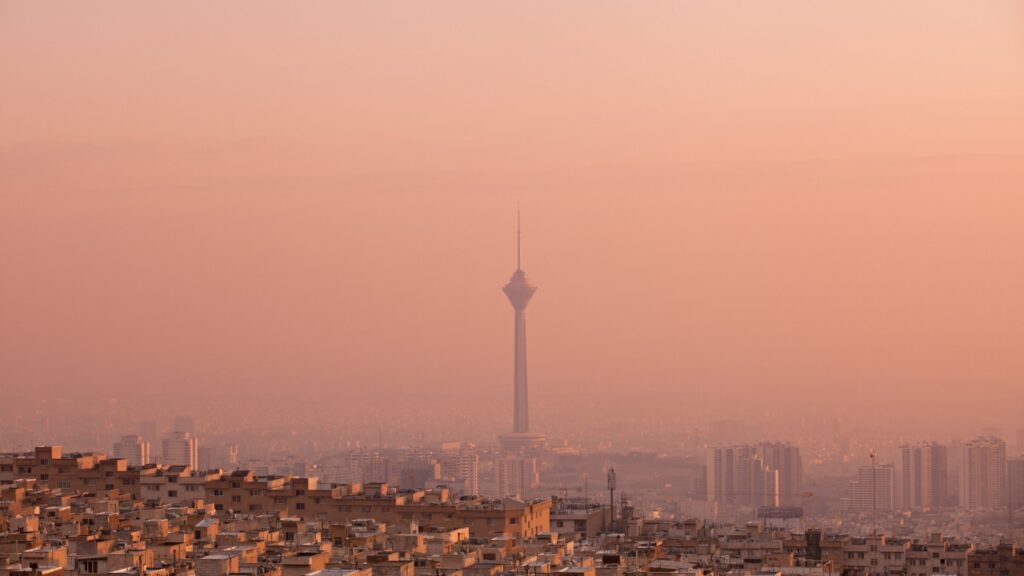 수십 년간의 실패한 통치가 어떻게 이란의 공기를 오염시켰는가